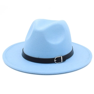 Détail d'un chapeau en feutre bleu ciel avec bord plat et ceinture en cuir noir élégante