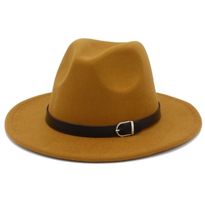 Détail d'un chapeau en laine jaune gingembre avec ruban en cuir noir et boucle en métal
