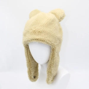 Vue détaillée du bonnet à oreilles d'ours en peluche douce avec cache-oreilles beige