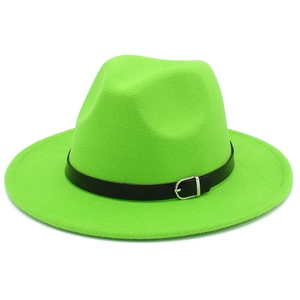 Vue détaillée du chapeau Fedora vert néon avec bande en cuir noir et boucle argentée