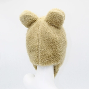 Détail du chapeau à oreilles d'ours en peluche kaki avec protège-oreilles doux