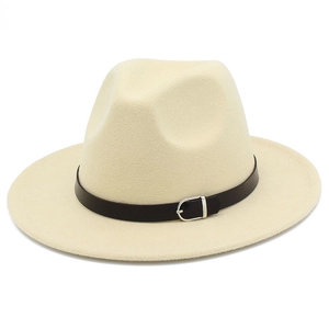 Détail du chapeau en laine crème avec bande en cuir noir et boucle argentée