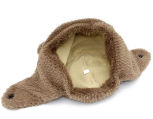 Détail du chapeau trappeur en peluche marron avec doublure jaune chaude et attache