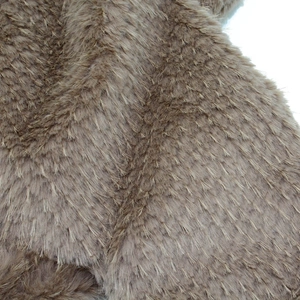 Vue macro de fausse fourrure brune, matériau en peluche doux pour chapeaux d'ours