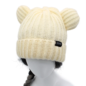Dettaglio della cuffia in maglia beige con orecchie da orso e etichetta ppsw sul bordo