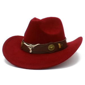Cappello da cowboy rosso scuro in feltro con cinturino in pelle e stemma testa di toro