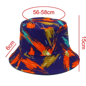 Vue détaillée du chapeau bob à motif graffiti avec mesures de taille de 56-58 cm