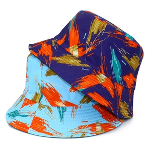 Vue détaillée du chapeau bob réversible avec motifs artistiques abstraits et coutures nettes