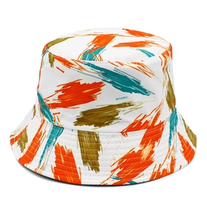 Bob réversible artistique avec motifs graffiti abstraits orange et cyan éclatants