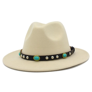 Eleganter cremeweißer Fedora-Hut mit Türkis-Lederband und Metallnieten