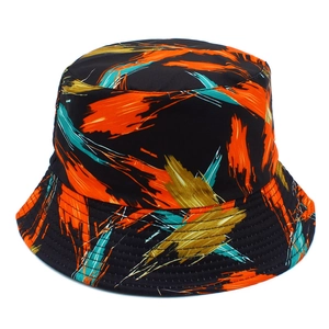 Vue détaillée du chapeau bob avec imprimé graffiti et coutures renforcées sur le bord