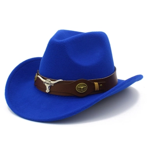 Dettaglio del cappello da cowboy in feltro blu reale con fascia in pelle e fibbia a testa di toro
