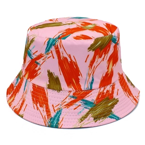Détail d'un chapeau de pêcheur rose avec des coups de pinceau et coutures sur le bord