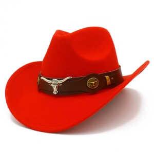Dettaglio cappello cowboy in feltro rosso con fascia in pelle e testa di toro in argento