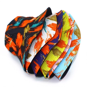 Vue détaillée de divers motifs de peinture à l'huile sur des chapeaux bobs tendance
