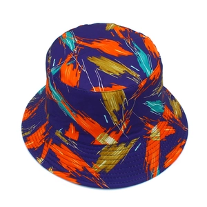 Détail de l'imprimé abstrait artistique sur chapeau bob violet avec coutures renforcées
