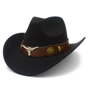Dettaglio cappello cowboy con fascia in pelle marrone ed emblema a testa di toro