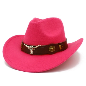 Cappello da cowboy rosa acceso in feltro con stemma a testa di toro e cinturino