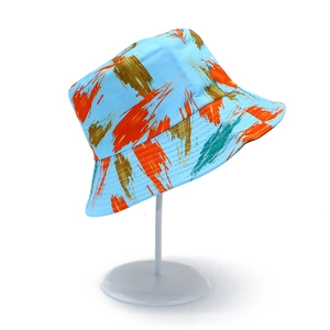 Détail des coutures renforcées sur le bord du chapeau cloche bleu clair à imprimé d'art