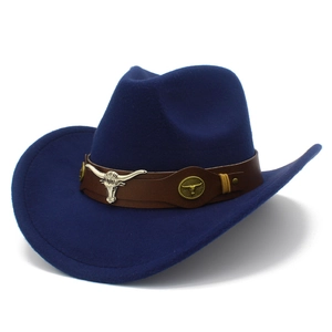 Dettaglio cappello cowboy blu con fibbia metallica a testa di toro e fascia in cuoio