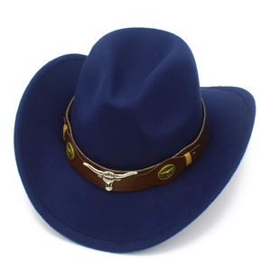 Dettaglio cappello cowboy blu scuro in lana con fibbia a testa di toro e fascia in cuoio