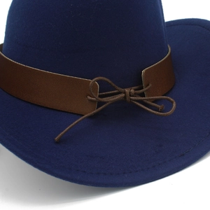 Dettaglio del cappello cowboy in feltro blu navy con fascia in pelle e fiocco decorativo