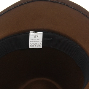 Dettaglio dell'etichetta taglia 57 e materiali sul cappello da cowboy in feltro