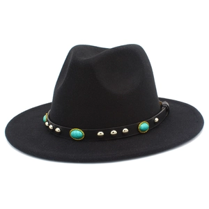 Detail eines schwarzen Fedora-Hutes mit Türkissteinen und silbernen Nieten am Lederband