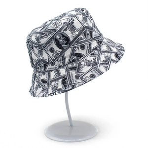 Détail d'un chapeau bob avec imprimé billets de 100 dollars sur support blanc
