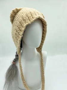 Detail van het breipatroon van deze beige wintermuts met warme oorbeschermers