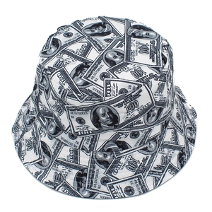 Détail du haut d'un chapeau bob avec imprimé de billets de 100 dollars en noir et blanc