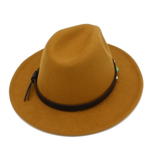 Detail eines kamelfarbenen Fedora-Hutes mit Lederband und Türkisstein-Akzent