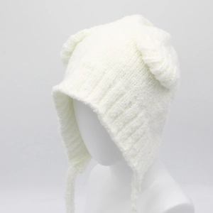 Detail van de witte gebreide berenoormuts met zachte pluche textuur en subtiele lovertjes