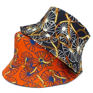 Detailansicht von Retro Fischerhüten mit goldenen Kettenmustern und Vintage-Radmotiven