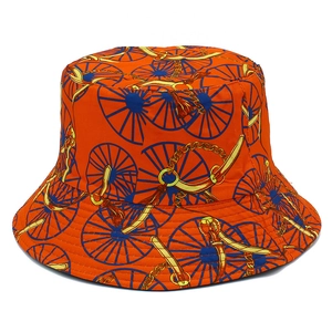 Oranger Anglerhut mit Vintage-Pferdesportmuster und Trensenmotiven auf weißem Grund