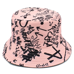 Pink bucket hat with black street graffiti and letter print for sun protection