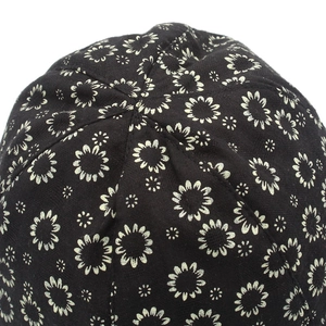 Vue de dessus d'un chapeau de soleil à fleurs avec motifs marguerites et couture croisée