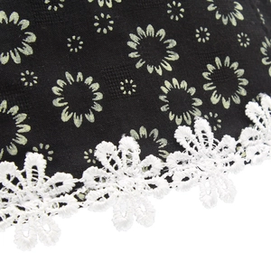 Détail du tissu floral avec bordure en dentelle blanche sur un chapeau de soleil