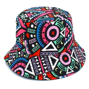 Chapeau bob coloré de style bohème avec motifs géométriques et ethniques