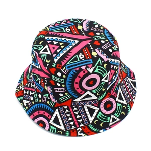 Gros plan détaillé de l'imprimé graffiti coloré et des motifs sur le chapeau bob