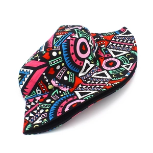 Détail du chapeau bob à imprimé graffiti coloré avec motifs géométriques abstraits