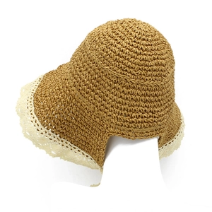 Dettaglio di un cappello di paglia intrecciato con bordo in pizzo largo ed elegante