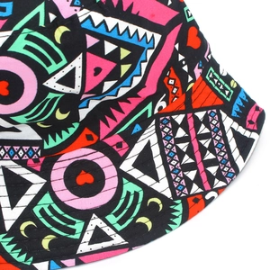 Gros plan d'un bob coloré avec des motifs géométriques vibrants, rayures et cœurs