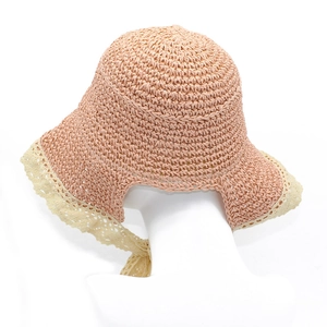 Cappello estivo in paglia con laccetto in pizzo e bordo all'uncinetto per protezione solare