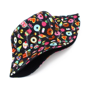 Gros plan sur les motifs de donuts et glaces sur un chapeau bob soleil noir