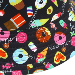 Gros plan d'imprimés dessert sur bob noir avec motifs de bonbons colorés et mignons