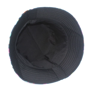 Gros plan de l'intérieur en tissu noir et détails de couture du chapeau bob