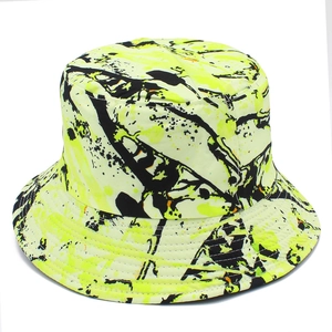 Bob jaune fluo avec motif graffiti noir et éclaboussures d'encre pour look de rue