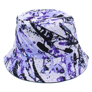 Vue détaillée du motif graffiti sur un chapeau bob violet au style urbain tendance