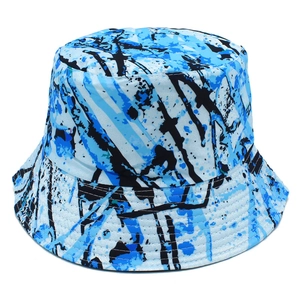 Détail d'un bob tendance avec motif artistique d'éclaboussures de peinture bleue et noire